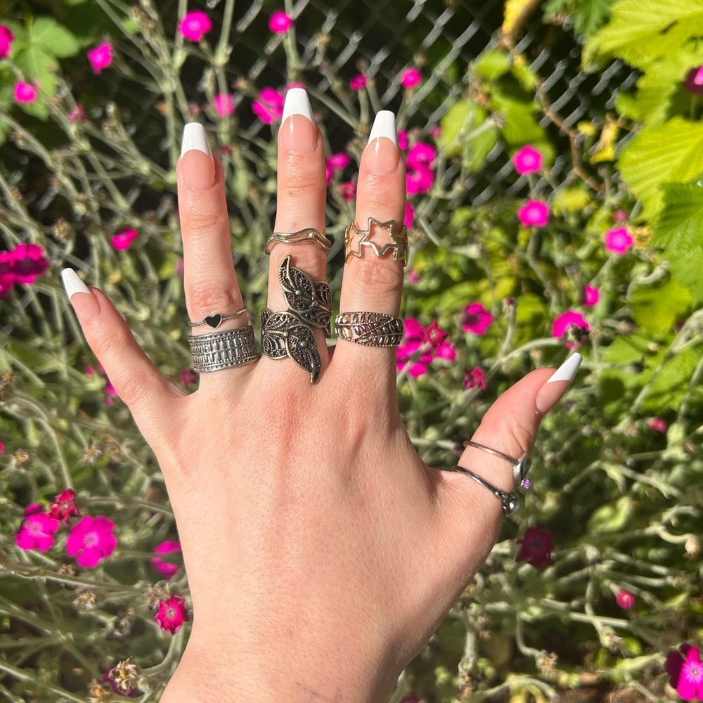 Eight piece miscellaneous ring set. Multiple sizes
